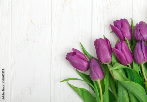 Fototapeta Naklejka Na Ścianę i Meble -  tulips on wood background