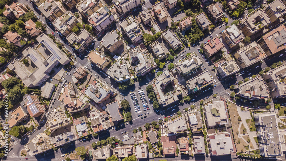 Vista aerea ortogonale di una parte del quartiere Monteverde a Roma. Tra le strade strette e i palazzi si vedono alberi e tanto verde mentre sugli edifici antenne e parabole. Vista aerea ortogonale di una parte del quartiere Monteverde a Roma. Tra le strade strette e i palazzi si vedono alberi e tanto verde mentre sugli edifici antenne e parabole.