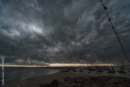 Wallpaper Mural   Темные грозовые тучи надвигаются на город Torontodigital.ca