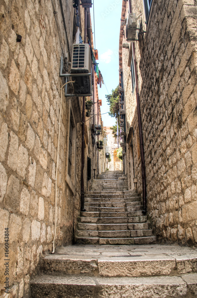Fototapeta Typowe ulice ze schodami w Dubrowniku w Chorwacji