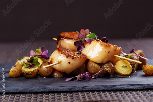 Grilled scallops with roasted young potatoes