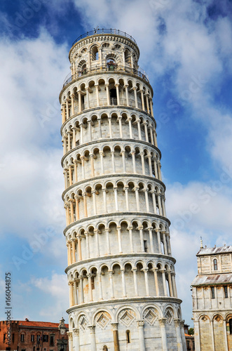 Słynna Krzywa Wieża w Pizie na Placu Cudów, Toskania we Włoszech 
