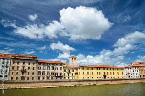 Historyczne budynki wzdłuż rzeki Arno w Pizie, Włochy
