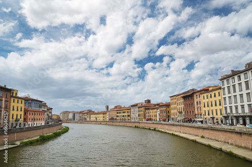Historyczne budynki wzdłuż rzeki Arno w Pizie, Włochy
