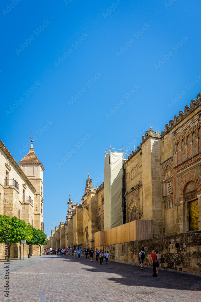 Obraz premium The road leading to the entrance of the mosque church in Cordoba, Spain, Europe
