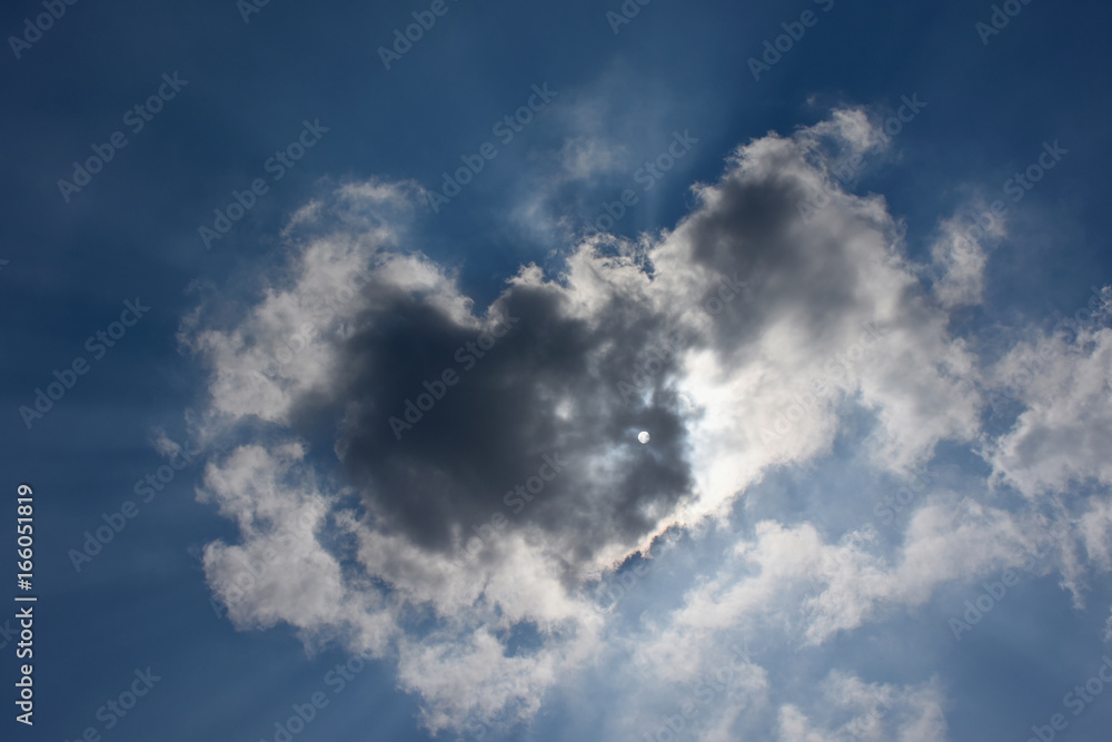 雲から透けて見える太陽と青空「空想・雲のモンスター（太陽がモンスターの目）」（未来、成功、天国、降臨、可能性などのイメージ）