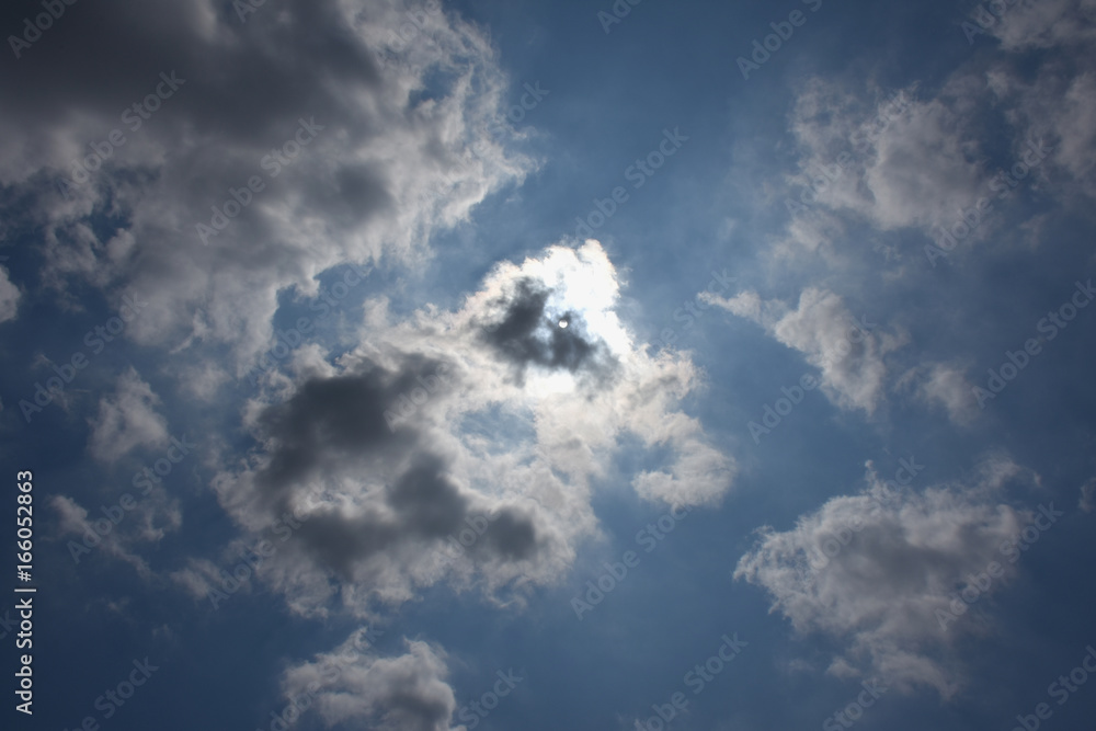 雲から透けて見える太陽「空想・雲のモンスター（太陽が目）馬や犬などのイメージ」天翔ける、未来をつかむ、天国、降臨、紫外線防止などイメージ