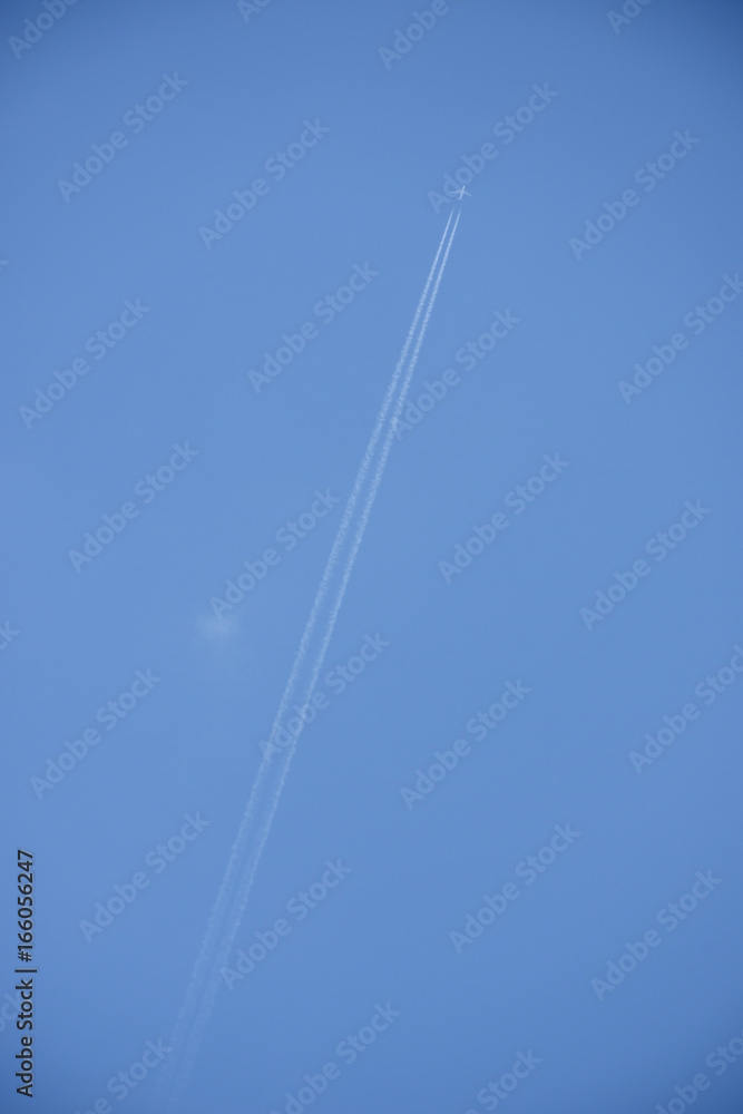 青空を縦断する飛行機雲(未来を開拓する、未来を拓く、旅立ち、旅行、夢の実現、可能性などのイメージ) 青空を縦断する飛行機雲(未来を開拓する、未来を拓く、旅立ち、旅行、夢の実現、可能性などのイメージ)