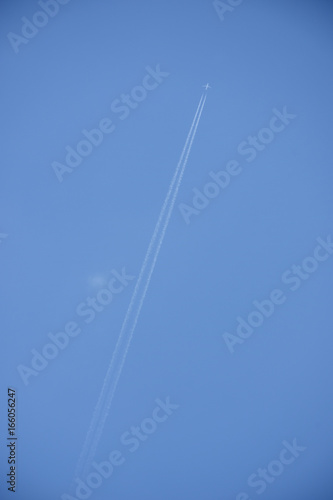 Photos 青空を縦断する飛行機雲（未来を開拓する、未来を拓く、旅立ち、旅行、夢の実現、可能性などのイメージ）