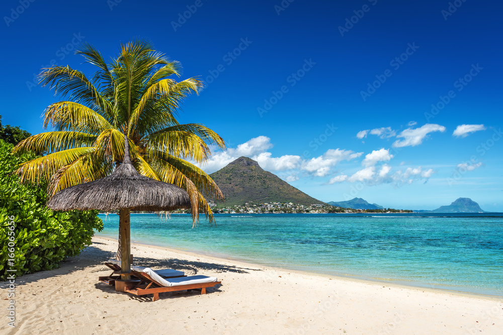 Fototapeta premium Leżaki i parasol na tropikalnej plaży w Mauritiusie