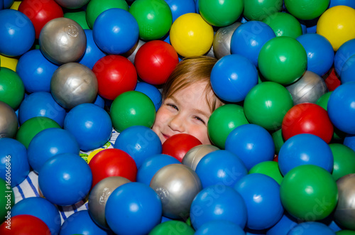 Девочка в бассейне с разноцветными шариками © iloli