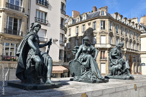 Statues en bronze de la rue de Lille à Paris, France