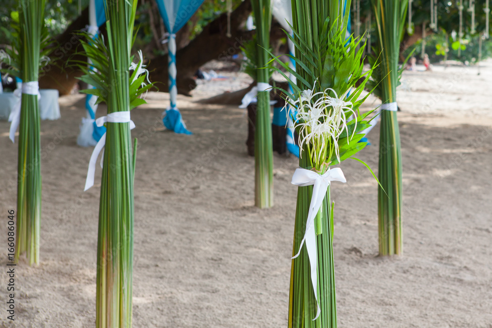 Fototapeta premium Wedding floral decorations on the beach in Thailand
