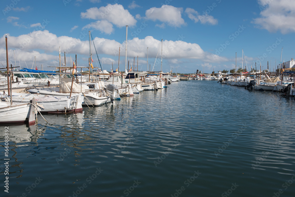 Szene im Hafen mit Booten und Yachten vor blauem Himmel