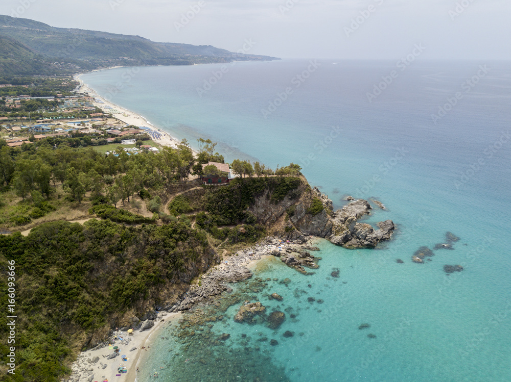 Paradiso del sub, spiaggia con promontorio a picco sul mare. Zambrone, Calabria, Italia. Coste italiane, spiagge e rocce. Vista aerea