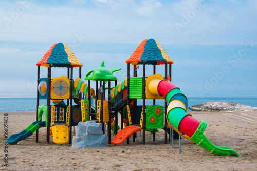 Wallpaper Mural Kinderspielplatz am Meer Torontodigital.ca