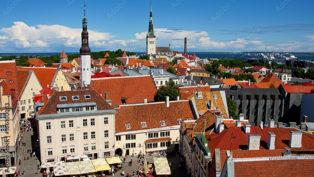 Fototapeta premium Blick vom Rathausturm in Tallinn auf Altstadt und Kirchtürme bei herrlichem Sonnenschein