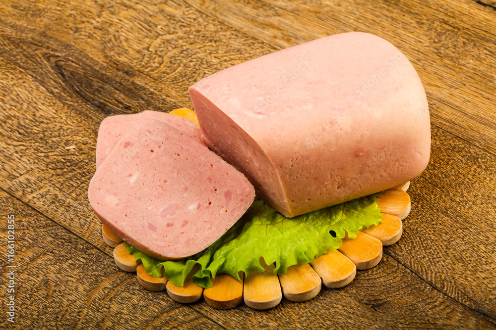 Ham over salad leaves