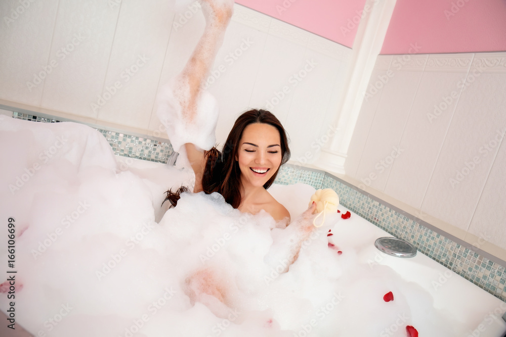 Φωτογραφία Beautiful woman relaxing in bathtub with foam