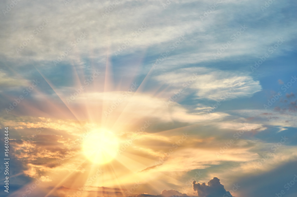 Fototapeta premium Chmura wieczornego nieba o zachodzie słońca