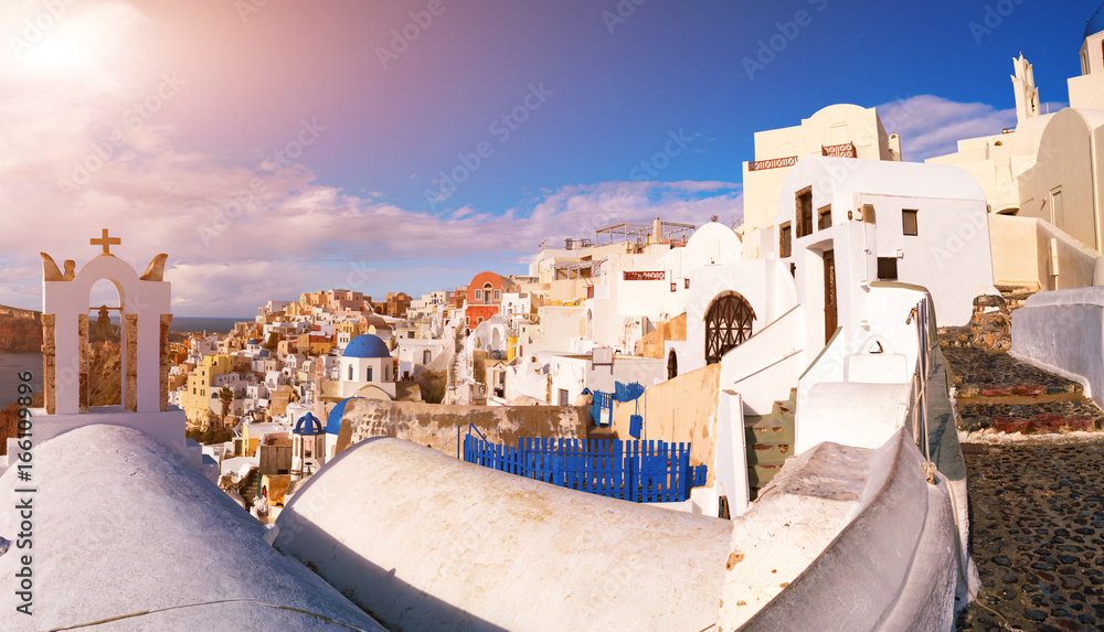 Fototapeta premium Białe domy w mieście Oia na wyspie Santorini