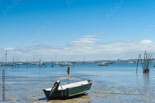 Obraz na plátně BASSIN D'ARCACHON (France), baigneuse dans la baie