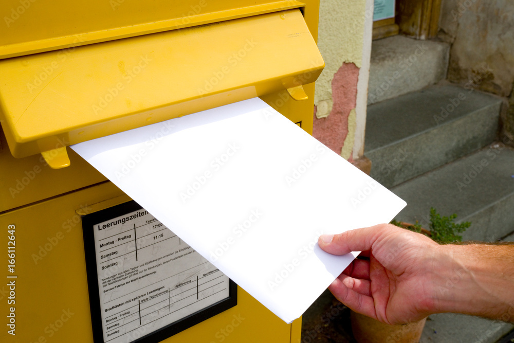 In Den Briefkasten Einwerfen Oder Werfen stock.adobe.com