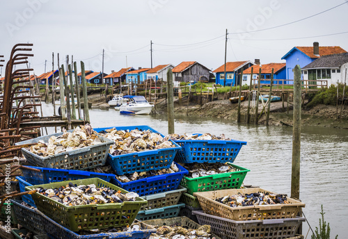 Cabanes de pêcheurs en bord de mer à La Tremblade, Charente-Maritime, et paniers d'huitres, moules, crevettes et autres fruits de mer