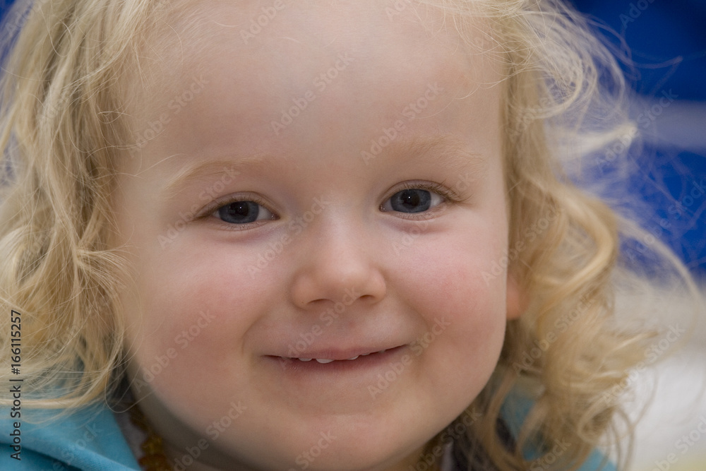 Gesicht eines kleinen blonden glücklichen Mädchens Gesicht eines kleinen blonden glücklichen Mädchens