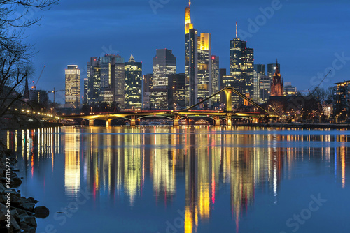 Skyline von Frankfurt in der Dämmerung photo