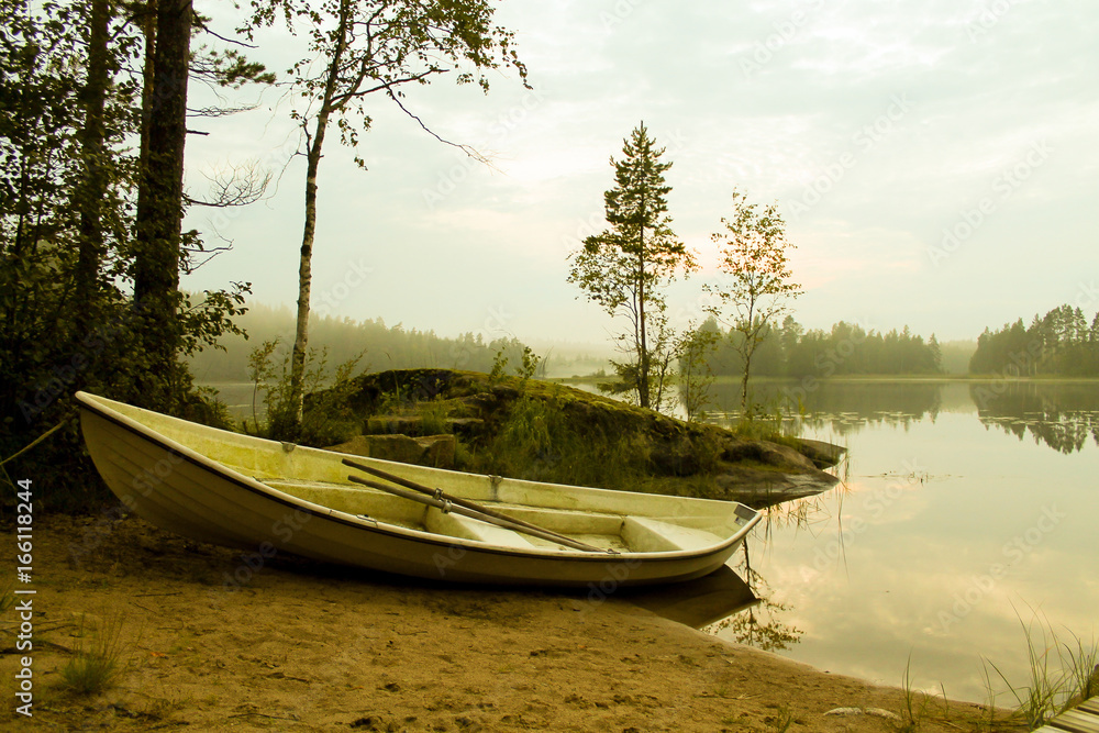 A rowing boat by a lake