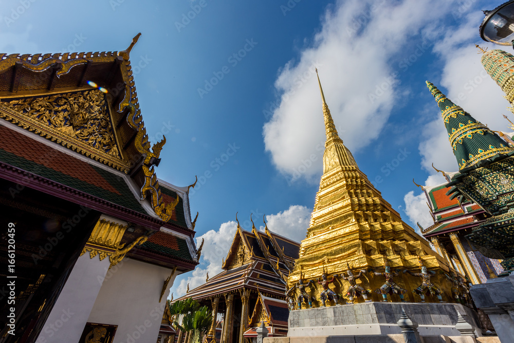 Fototapeta premium Temple of the Emerald Buddha (Wat Phra Kaew) in bangkok, Thailand.