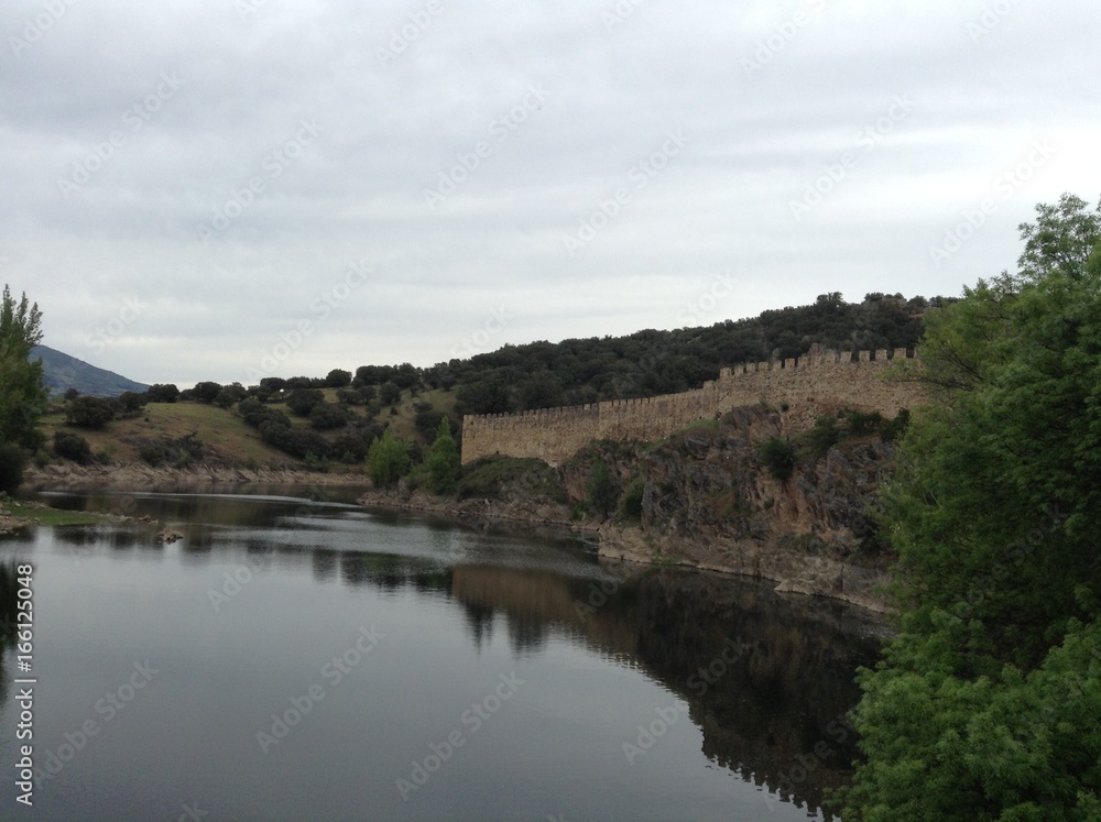 Vieja muralla en Lozoya y su rio