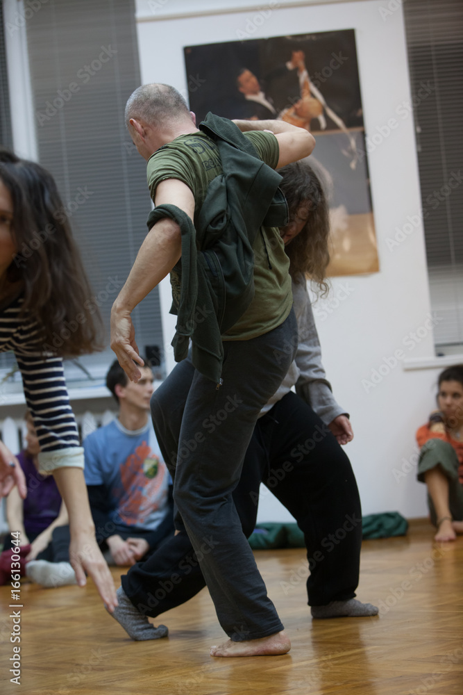 Naklejka premium dancers improvise on jam dancers contact