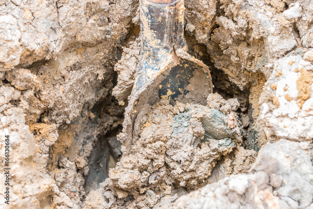 Dig up the clod clay with shovel. Dig up the clod clay with shovel.