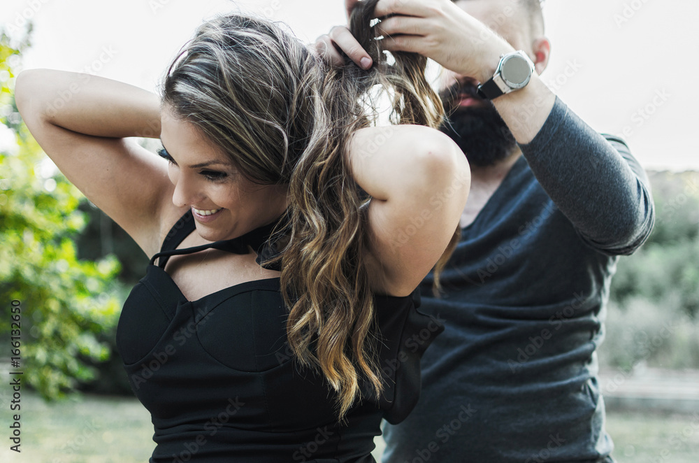 Naklejka premium gentleman helps wife to get dress