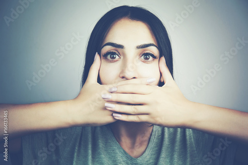 Foto woman covering closed mouth