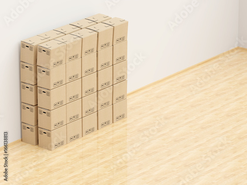 Ein Stapel Umzugskartons steht in einem Zimmer vor einer Wand auf Parkettboden © Lichtfexx
