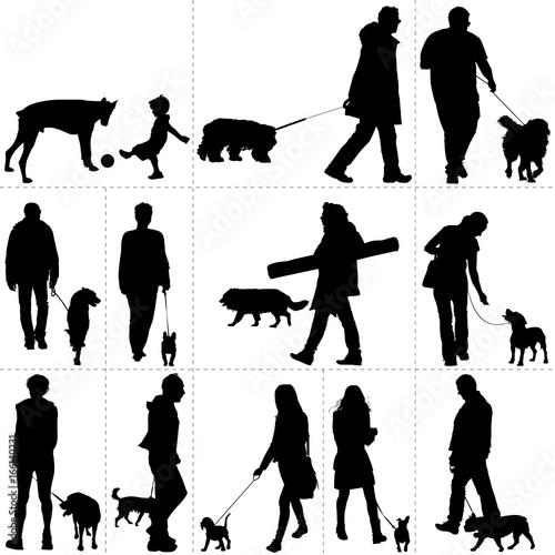 Silhouettes : personnes promenant leur chien