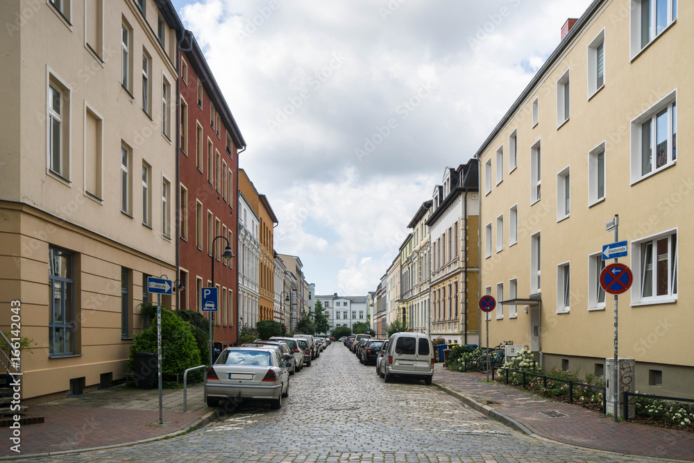 Obraz premium Straßenbild mit parkenden Autos in einer Einbahnstraße