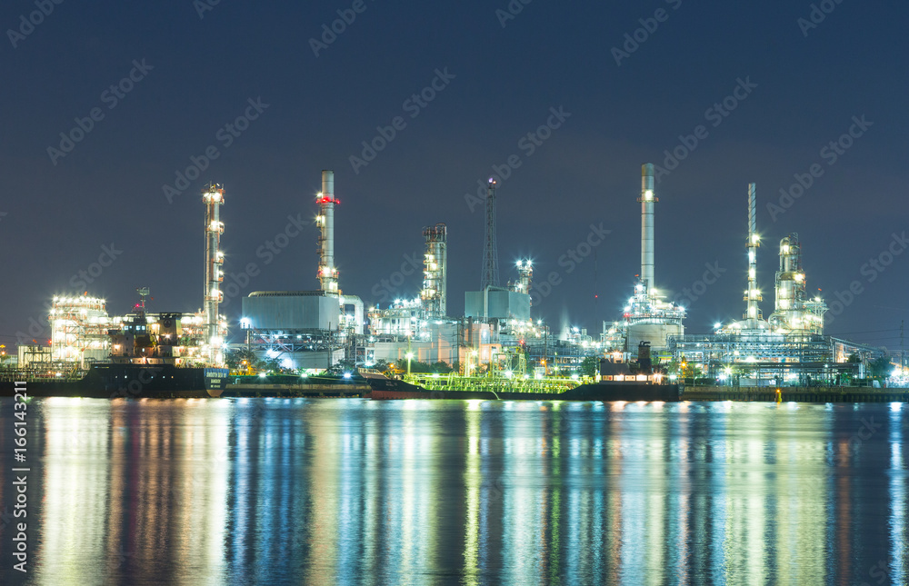 Fototapeta premium Refinery at night