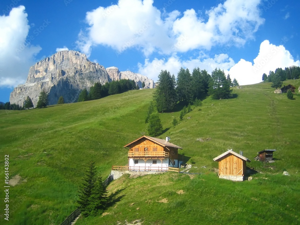 Chalet dans les montagnes des Dolomites, en été (Italie)