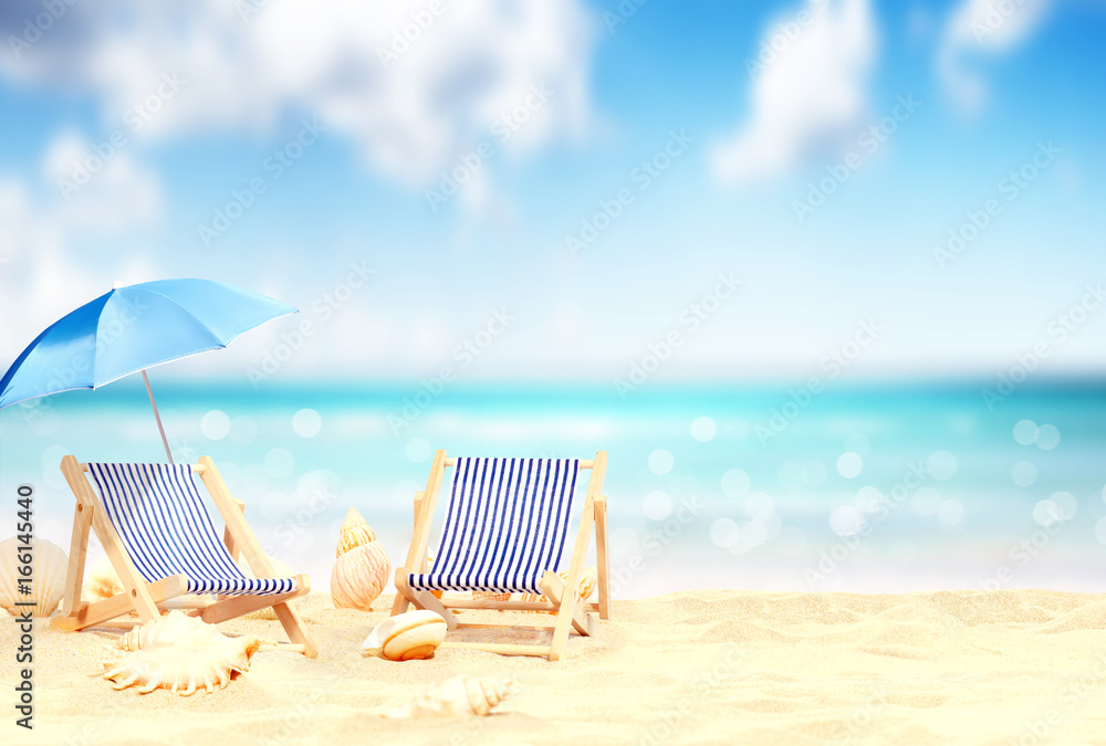 Schöner Strand mit Liegestühlen - Urlaub Konzept Schöner Strand mit Liegestühlen - Urlaub Konzept