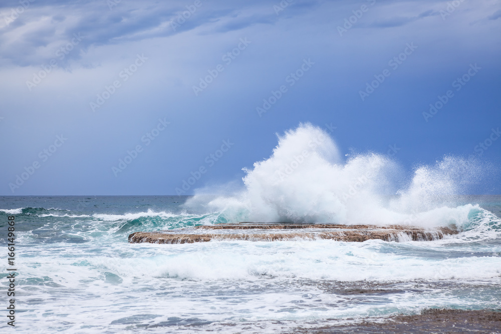Fototapeta premium Waves crashing on rock
