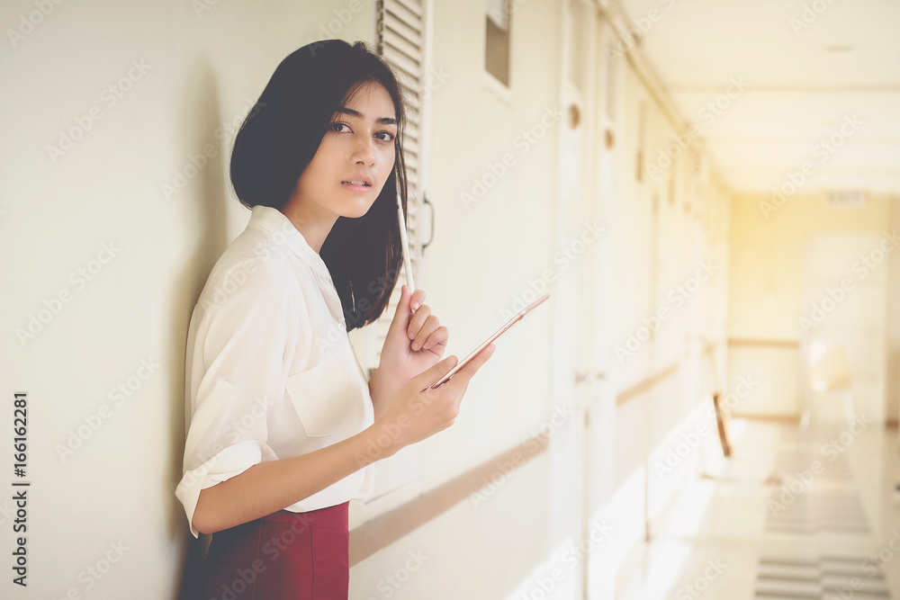 Asian women businessmen use tablet to contact work and business. Asian women businessmen use tablet to contact work and business.