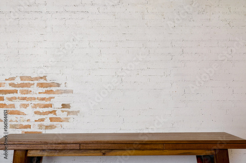 Bild auf Leinwand Mock up wooden table with white brick wall