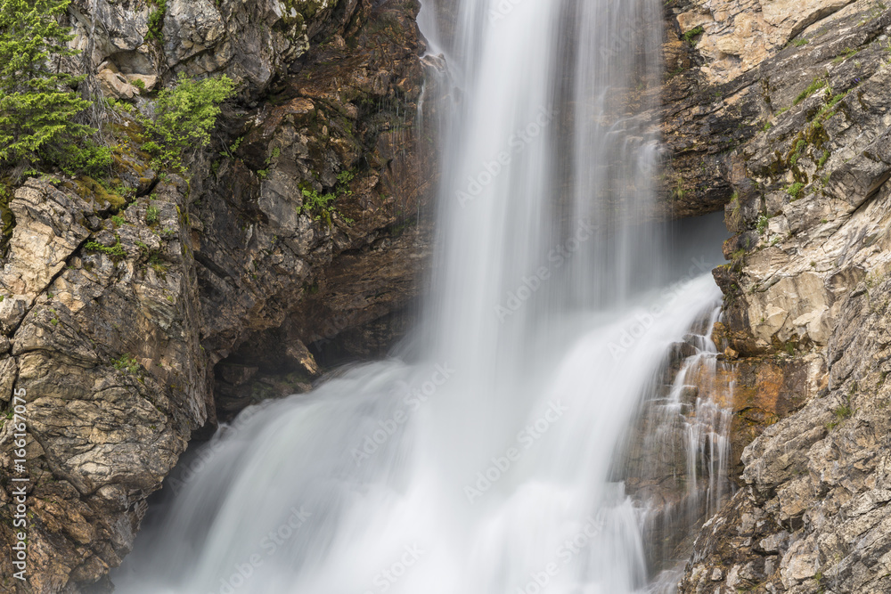 Fototapeta premium Silky Running Eagle Falls and Cavern