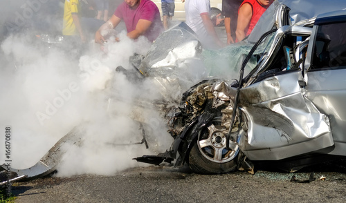 Φωτογραφία Man extinguishes the car with a fire extinguisher