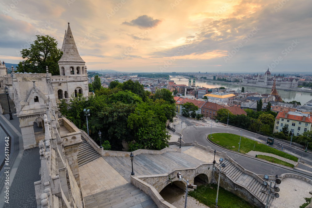 Naklejka premium Halaszbastya Fisherman Bastion and Budapest city skyline, Budapest, Hungary