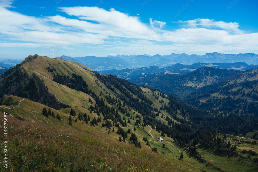 Obraz premium Wandern an einem Sonntag auf der Nagelfluhkette in den Allgäuer Aplen